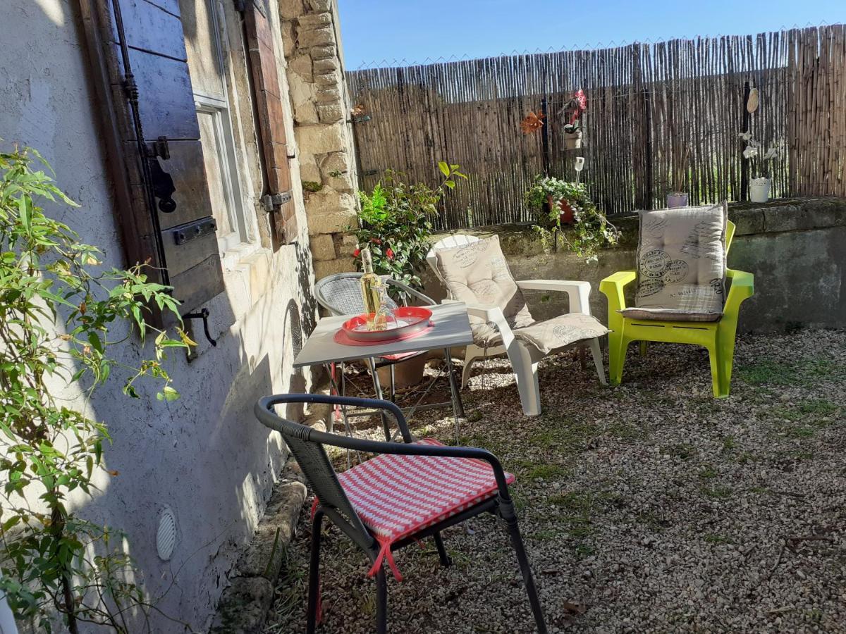 Petite Maison Dans La Campagne A 10 Mn A Pied Du Centre Ville Arles Exterior foto